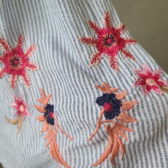 Guess Womens Smocked Embroidered Top SZ Medium Flare Bell Sleeve Floral Bohemian - Picture 3 of 11